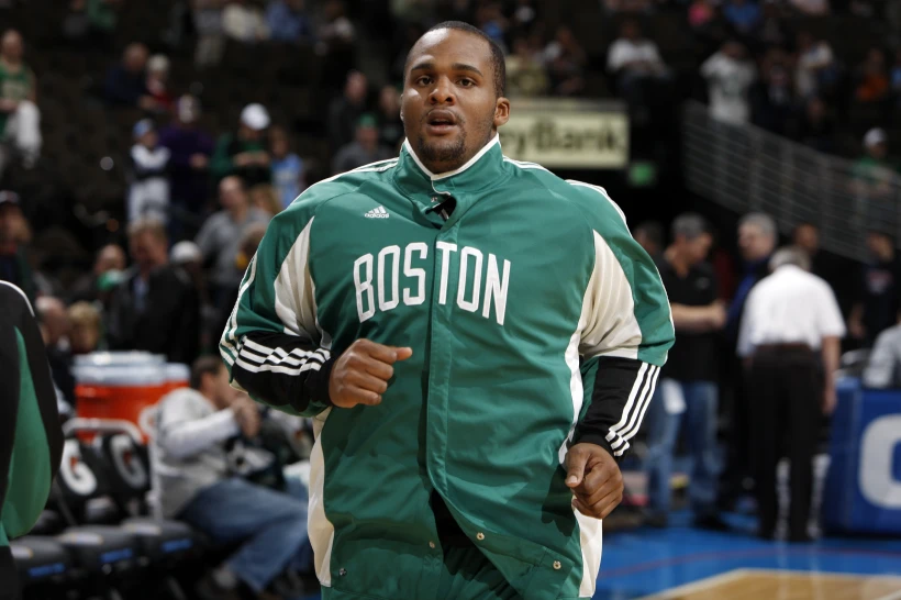 Former NBA player Glen Davis sentenced to 40 months for defraudingillustration