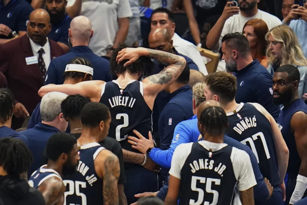 Mavericks' Lively Sidelined in Game 3 After Neck Sprain from Collisionillustration