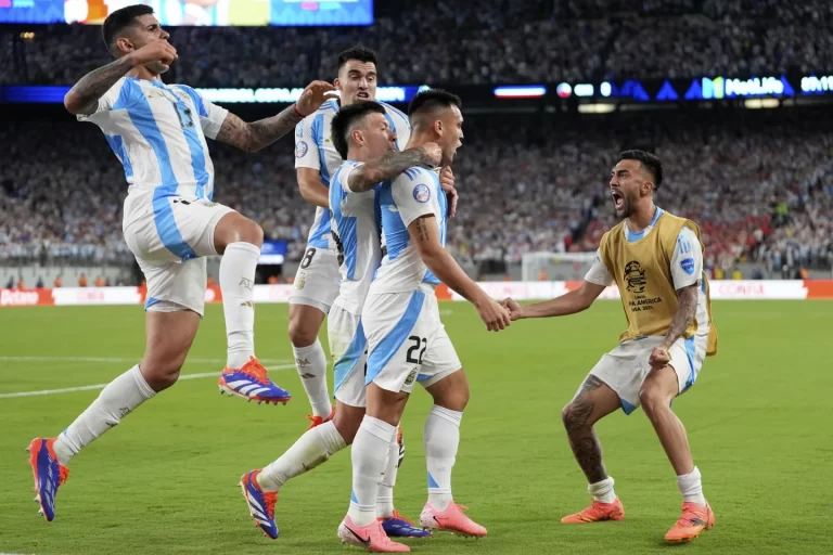 Argentina Advances to Copa America Quarterfinals with Late Goal by Lautaro Martínez