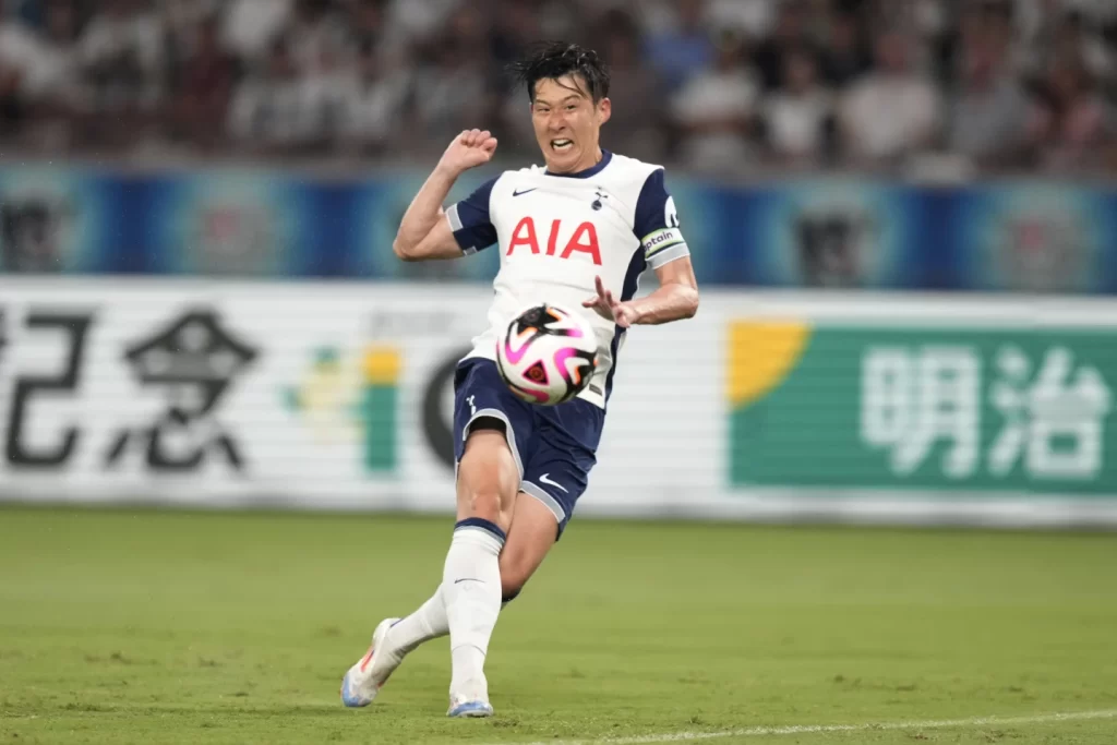 Tottenham Signs Yang, Latest East Asian Player to Join English Soccer Teamsillustration