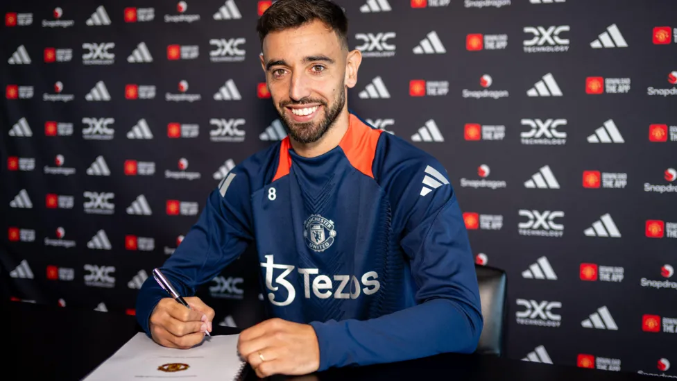 Fernandes Signs New Manchester United Contract Until June 2027illustration