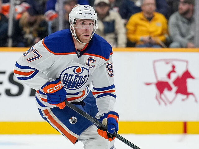 McDavid Exits Game with Lower-Body Injury in Oilers' Defeat to Blue Jacketsillustration