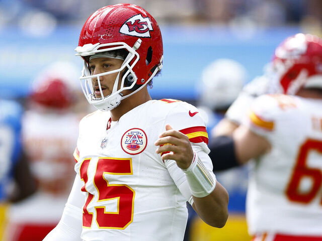 Mahomes Set to Play Against Broncos Despite Ankle Soreness