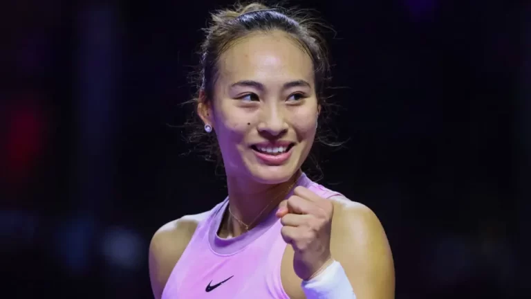 Zheng Qinwen Reaches WTA Finals Semi-Finals, Sabalenka Defeated by Rybakina