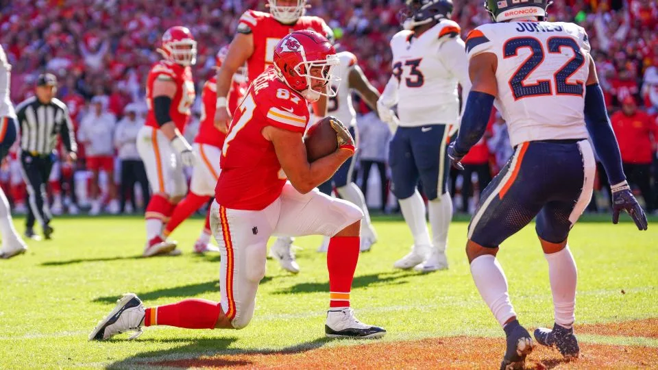 Chiefs' Late Field Goal Block Secures Win Over Broncos, Extends Undefeated Streakillustration