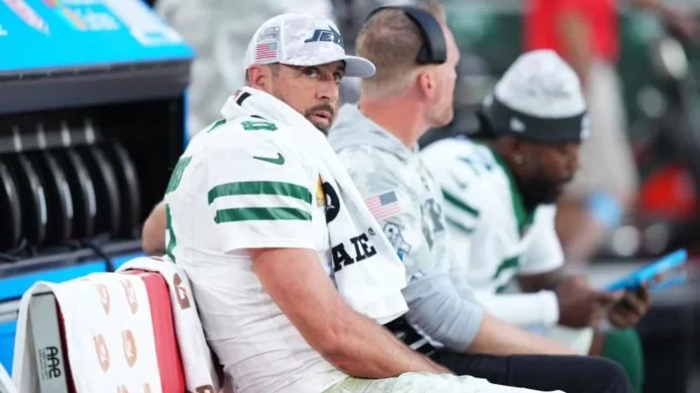 Report: Jets' Aaron Rodgers Battling Multiple Injuries, Avoids Scans to Stay on the Field